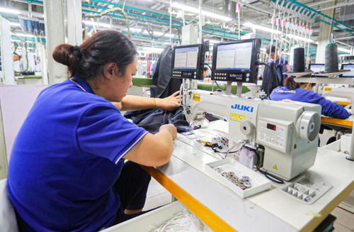 科技赋能打造智能工厂 私人定制服装与电子产品新蓝图